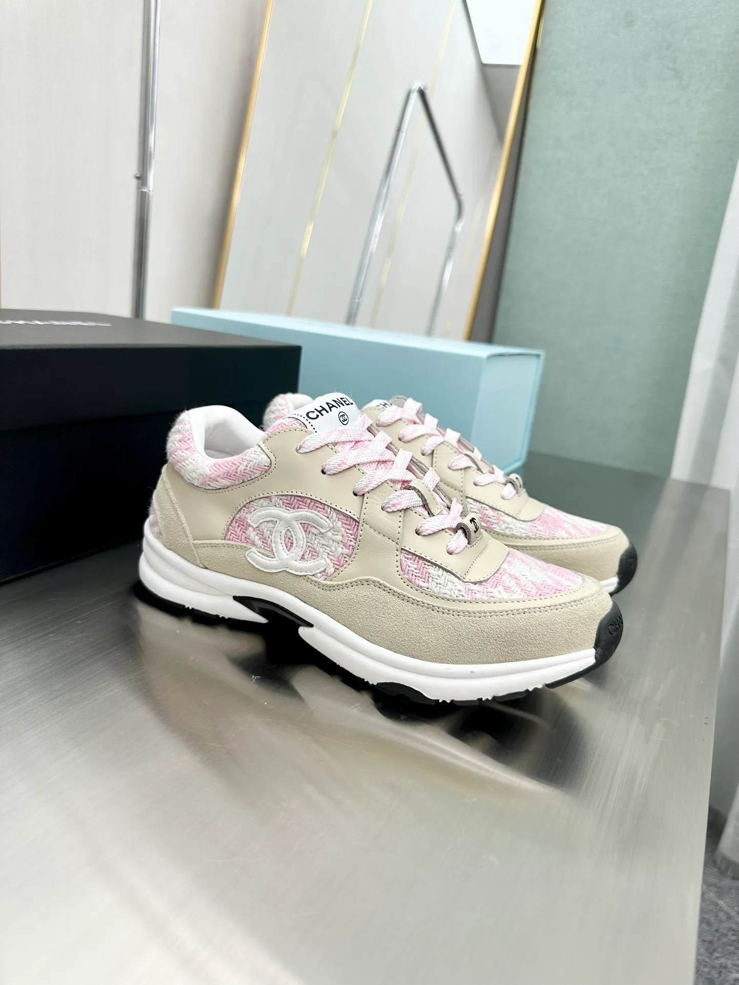 👟👟Ex-factory price 480 👟👟Chanel Chanel - 2023 counter top casual sports shoes This classic design; the upper is electro-embroidered with a variety of crafts; the outsole is fashionable and sporty; it is unusual to incorporate a variety of color matching elements... The diversified mix and match is very good-looking and versatile, casual, fashionable, sports and outdoor can be taken into account... ꫛꫀꪝ Go➫ Material: ❶Upper is made of: Original imported mercerized velvet + double-layer breathable mesh ❷Inner use: original imported breathable mesh ❸Outsole based on: original TPU combination outsole Full set of boutique packaging for women 35–41 men 38-46